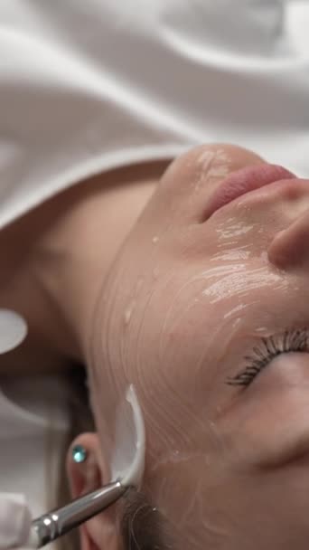 Een Patiënt Afspraak Met Een Cosmetoloog Verticale Video Hoge Kwaliteit — Stockvideo