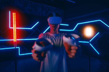 Sanal gerçeklik gözlüklü siber oyuncu. Yüksek kalite fotoğraf