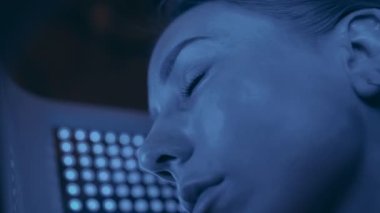 LED lamba kullanarak yüz bakımı. Yüksek kaliteli FullHD görüntüler