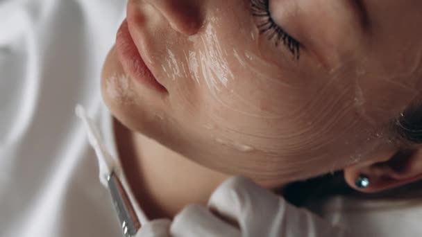 Paciente Una Cita Con Cosmetólogo Vídeo Vertical Imágenes Fullhd Alta — Vídeo de stock