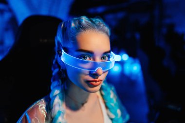 Neon gözlüklü blogcu. Siber punk tarzında genç bir kadının portresi. Yüksek kalite fotoğraf