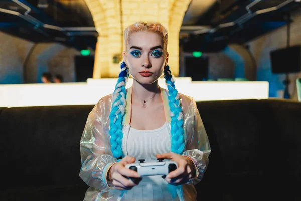 Πορτρέτο Μιας Νεαρής Γυναίκας Gamer Που Παίζει Κονσόλα Υψηλής Ποιότητας Royalty Free Εικόνες Αρχείου