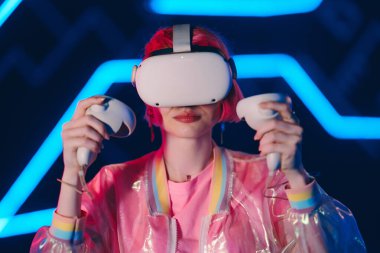 Pembe giyen genç bayan oyuncu VR oyunu oynuyor. Yüksek kalite fotoğraf
