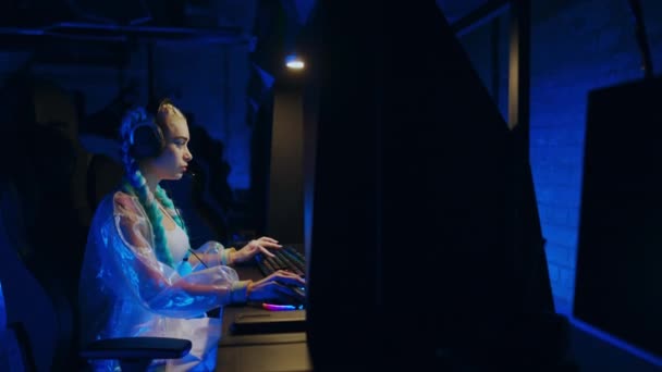 Genç Bayan Oyuncu Bilgisayar Oyunları Oynuyor Yüksek Kalite Görüntü — Stok video