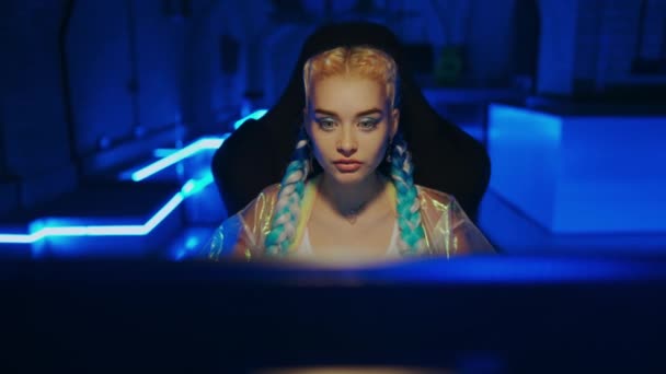 Jovem Gamer Feminino Joga Jogos Computador Imagens Alta Qualidade — Vídeo de Stock