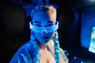 Genç kadın siber oyuncu, Cosplayer bilgisayar oyunları oynuyor. Yüksek kalite fotoğraf