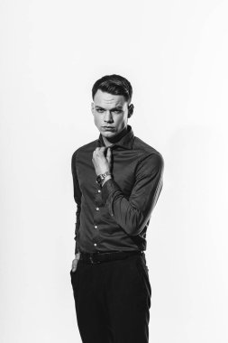 Beyaz siklonamada poz veren gömlekli bir adamın şık siyah beyaz portresi. Yüksek kalite fotoğraf