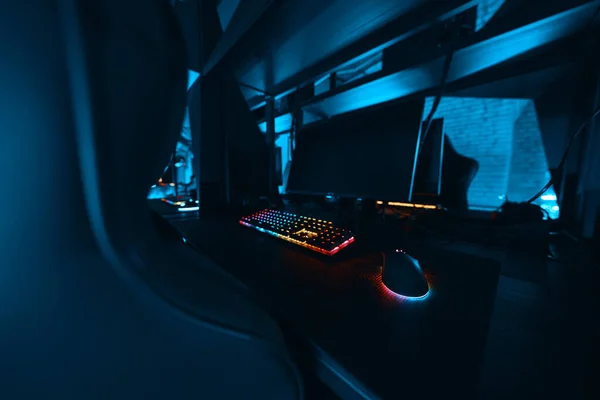 Karanlık Neon Bir Odada Oyun Bilgisayarı Yüksek Kalite Fotoğraf — Stok fotoğraf