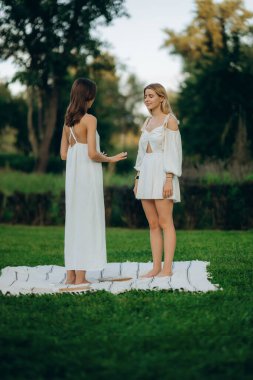 İki kadın doğada meditasyon yapıyor. Yüksek kalite fotoğraf