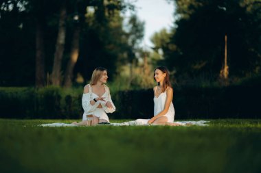 İki kadın doğada meditasyon yapıyor. Yüksek kalite fotoğraf
