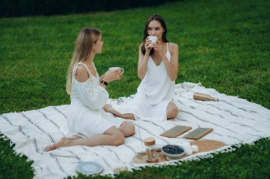 Tahtalarda çivili duruyor. Yoga ve terapi yapan genç kadınlar. Yüksek kalite fotoğraf
