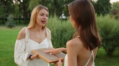 Tahtalarda çivili duruyor. Yoga ve terapi yapan genç kadınlar. Yüksek kalite 4k görüntü