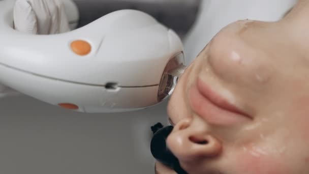 美容室での顔の皮膚治療 高品質のフルHd映像 — ストック動画
