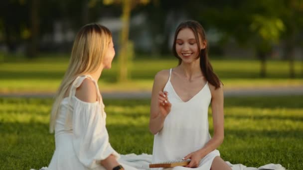 Pie Sobre Tablas Con Clavos Mujeres Jóvenes Practicando Yoga Terapia — Vídeos de Stock
