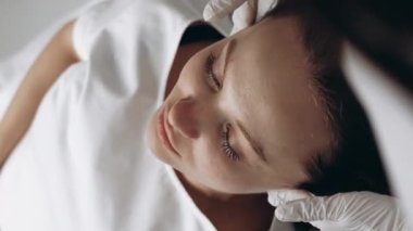 Cilt bakımı ameliyatı olan genç bir kadın. Yüksek kalite 4k görüntü