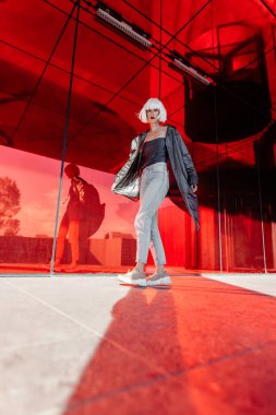 Kırmızı arka planda şık bir sarışın. Yüksek kalite fotoğraf