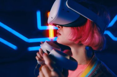 Genç bayan oyuncu sanal gerçekliğe bağlanıyor. Yüksek kalite fotoğraf