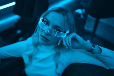 Parlayan neon gözlüklü flama oyunu başlatmaya hazırlanıyordu. Yüksek kalite fotoğraf