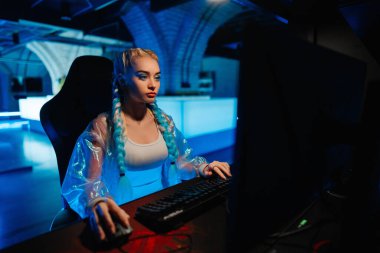 Genç kadın siber oyuncu, Cosplayer bilgisayar oyunları oynuyor. Yüksek kalite fotoğraf