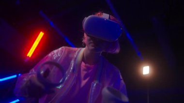 Video kask takan ve oyun oynayan genç bir kadın. Sanal gerçeklik turnuvasında siber oyuncu. Yüksek kalite 4k görüntü