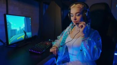Genç kadın siber oyuncu, Cosplayer bilgisayar oyunları oynuyor. Yüksek kalite 4k görüntü