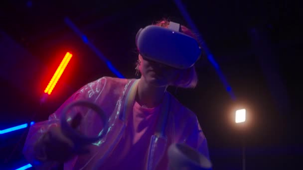 一个戴Vr头盔和玩游戏的年轻女人在虚拟现实比赛中的网络游戏玩家 高质量的4K镜头 — 图库视频影像