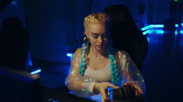 若い女性のサイバーゲーマー コスプレイヤーはコンピュータゲームをしています 高品質の4K映像 — ストック動画