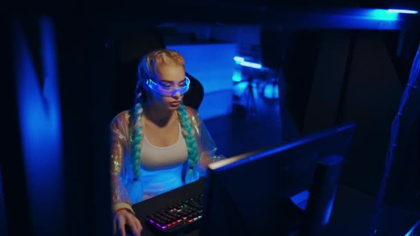 Fiatal Női Cyber Játékos Cosplayer Játszik Számítógépes Játékok Kiváló Minőségű — Stock videók