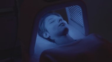 Bir insan deri iyileşmesi için bir LED lambanın altında yatıyor. Yüksek kalite 4k görüntü