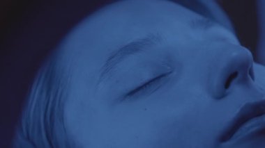 Bir insan deri iyileşmesi için bir LED lambanın altında yatıyor. Yüksek kalite 4k görüntü