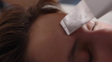 Yüz derisinin ultrasonik temizliği. Yüksek kalite 4k görüntü