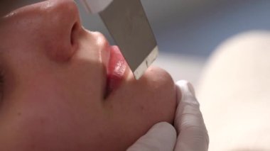 Yüz derisinin ultrasonik temizliği. Yüksek kalite 4k görüntü