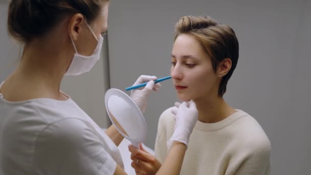 化粧品師とのコンサルティング ツアープラスチック 高品質の4K映像 — ストック動画