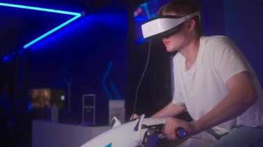 VR oyununa hareket kontrolörleriyle dalmış bir adam. VR oynatıcı sanal gerçeklik deneyimi yaşıyor. Yüksek kalite 4k görüntü