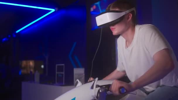 Hombre Inmerso Juego Realidad Virtual Con Controladores Movimiento Reproductor Realidad — Vídeos de Stock