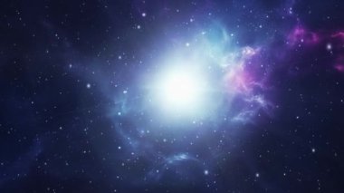 Işık saçan bir yıldız patlaması kozmik nebulayı aydınlatmakta, karanlık uzaya karşı mavi ve pembe çizgiler çizmektedir. Yüksek kalite 4k görüntü