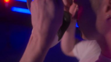 Bir adam neon bir odada video oyunu oynuyor. Yüksek kalite 4k görüntü