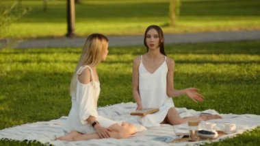Tahtalarda çivili duruyor. Yoga ve terapi yapan genç kadınlar. Yüksek kalite 4k görüntü