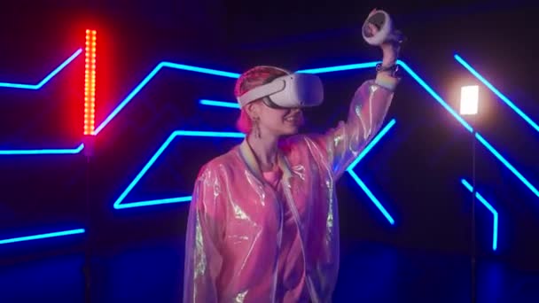 Молодая Женщина Геймер Розовом Играет Игры Виртуальной Реальности Гарнитура Контроллеры — стоковое видео