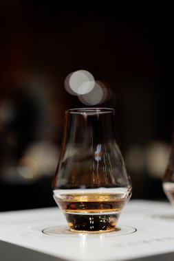 Viski tatma. Alkollü parlak bardaklar. Yüksek kalite fotoğraf