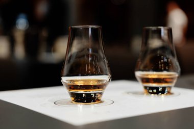 Viski tatma. Alkollü parlak bardaklar. Yüksek kalite fotoğraf