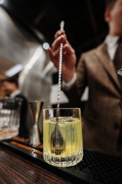 Cin ve votkaya dayalı nefis bir kokteyl hazırlıyorum. Yüksek kalite fotoğraf