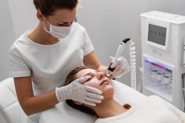 Bir kozmetik uzmanı kuaförde su birikintisi yapıyor. Cilt bakımı. Yüksek kalite fotoğraf