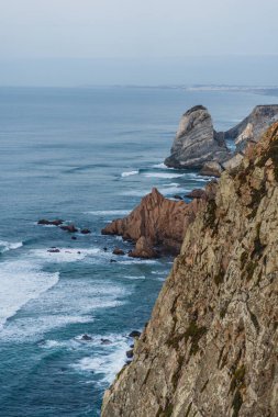 Mavi dalgalı Rocky Shore. Yüksek kalite fotoğraf