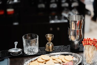 Kokteyl hazırlıyorum. Yüksek kalite fotoğraf