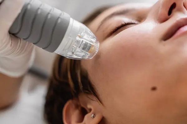 Güzellik salonunda kadınların yüz derilerini tedavi etmek. Yüksek kalite fotoğraf
