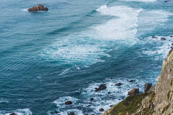 Mavi dalgalı Rocky Shore. Yüksek kalite fotoğraf