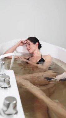 Bir kadın hidroterapi görüyor. Yüksek kalite 4k görüntü