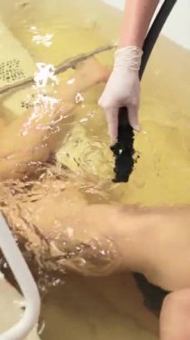 Bir kadın hidroterapi görüyor. Yüksek kalite 4k görüntü