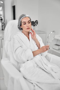 Estetik yüz derisi. Bir kadın derisini iyileştirir. Yüksek kalite fotoğraf